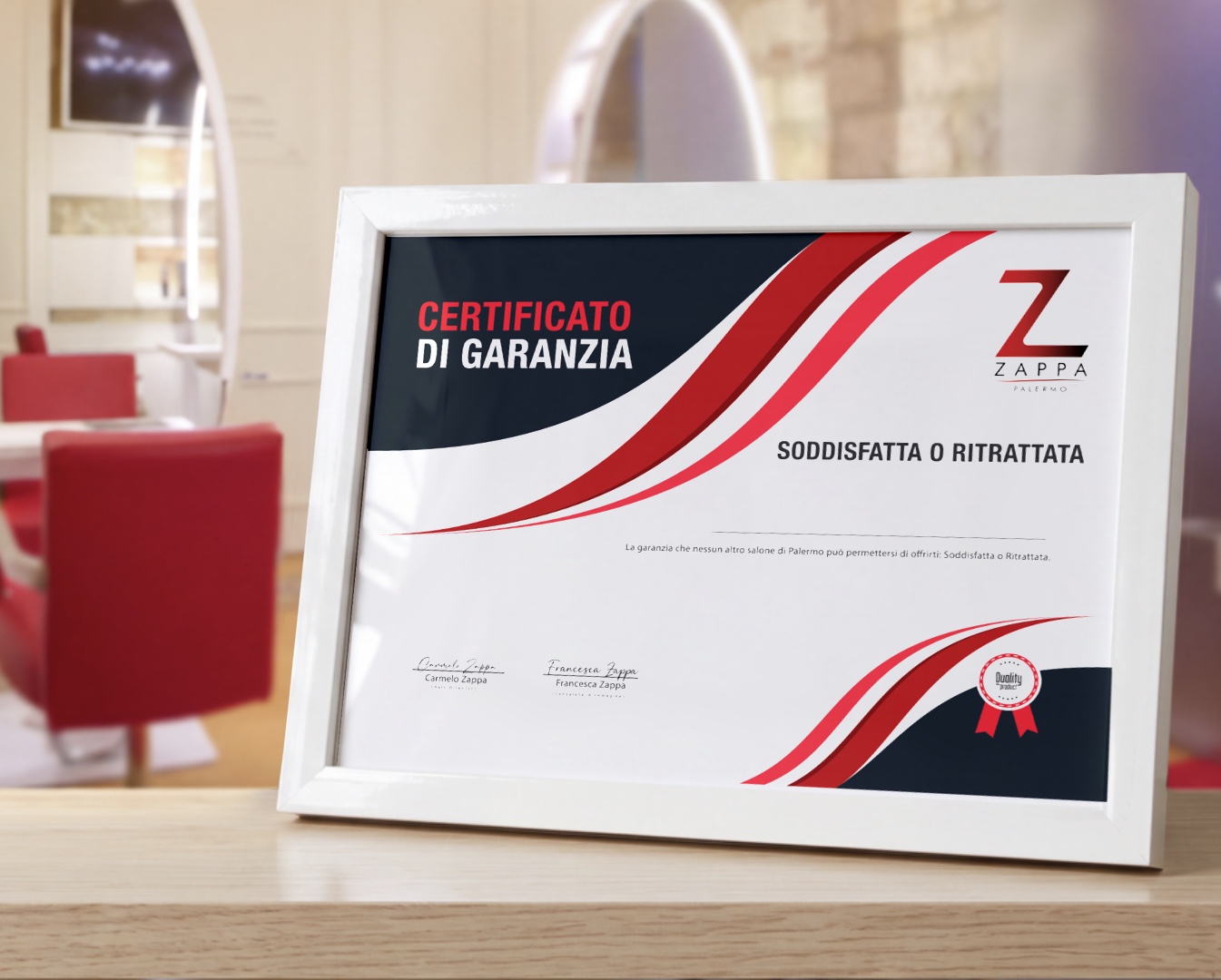 Cliente Zappa Hair Beauty allo specchio